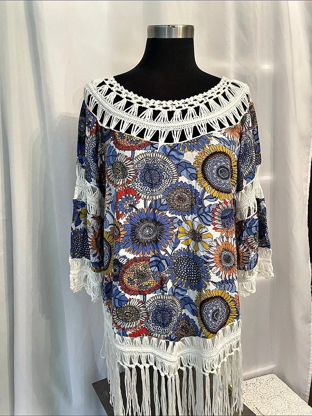 Ana & Rose Floral Fringe Tunic in Blue & White Size Medium PTP 21”Length 29”